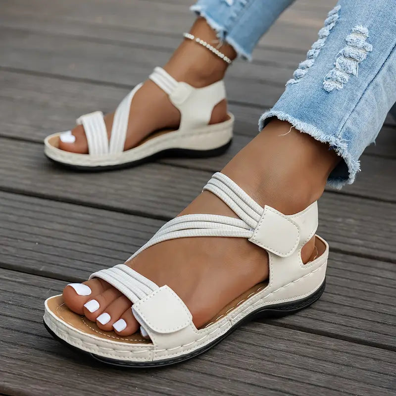Amie™ – Damens Minimalistiska Kilklackssandaler